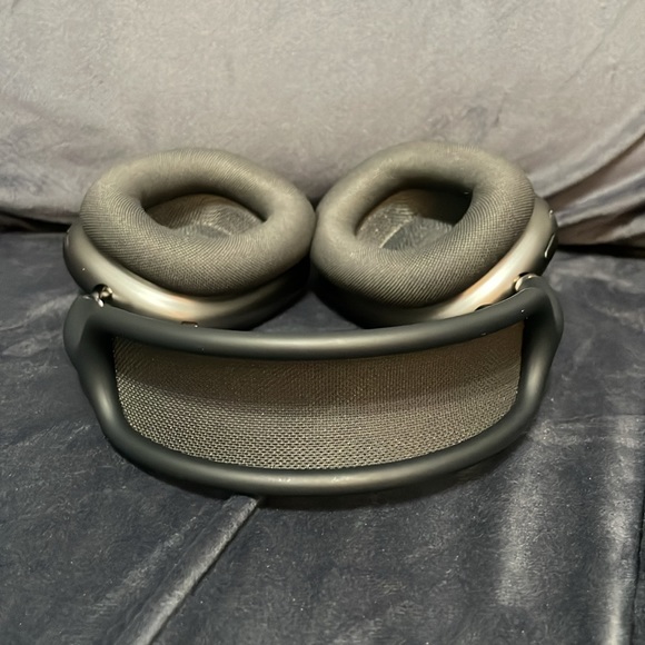 Apple AirPods Max in Space Grey - Picture 8 of 14